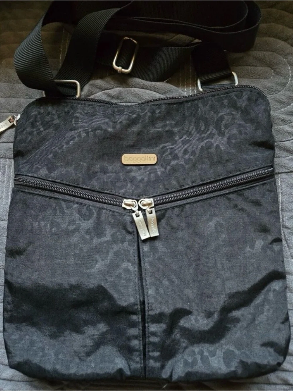 LIKE NEW Baggallini Horizon Slim Adjustable Crossbody in Leopard Black